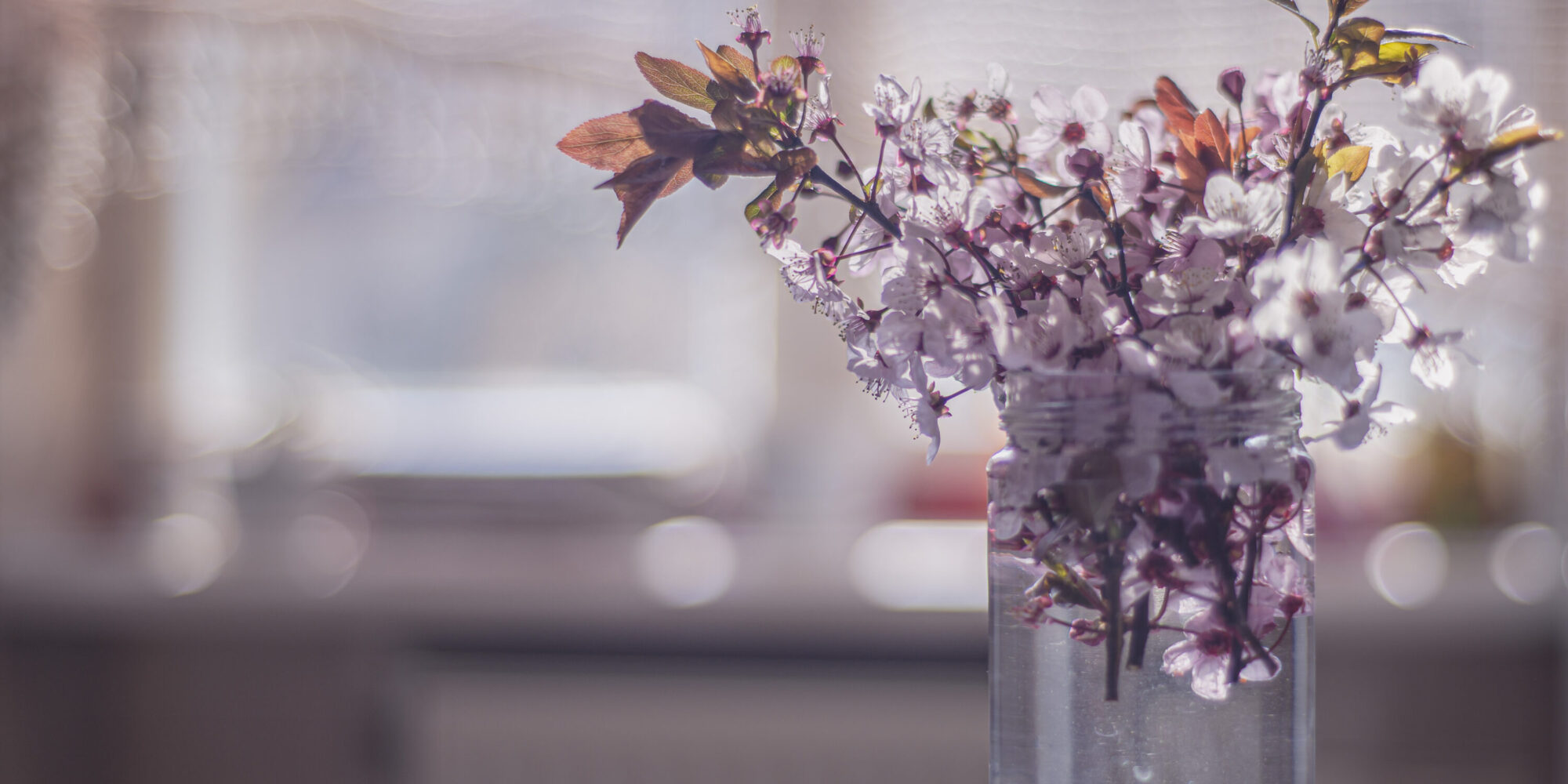 Blumenstrauß in Vase auf Tisch