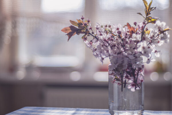 Blumenstrauß in Vase auf Tisch